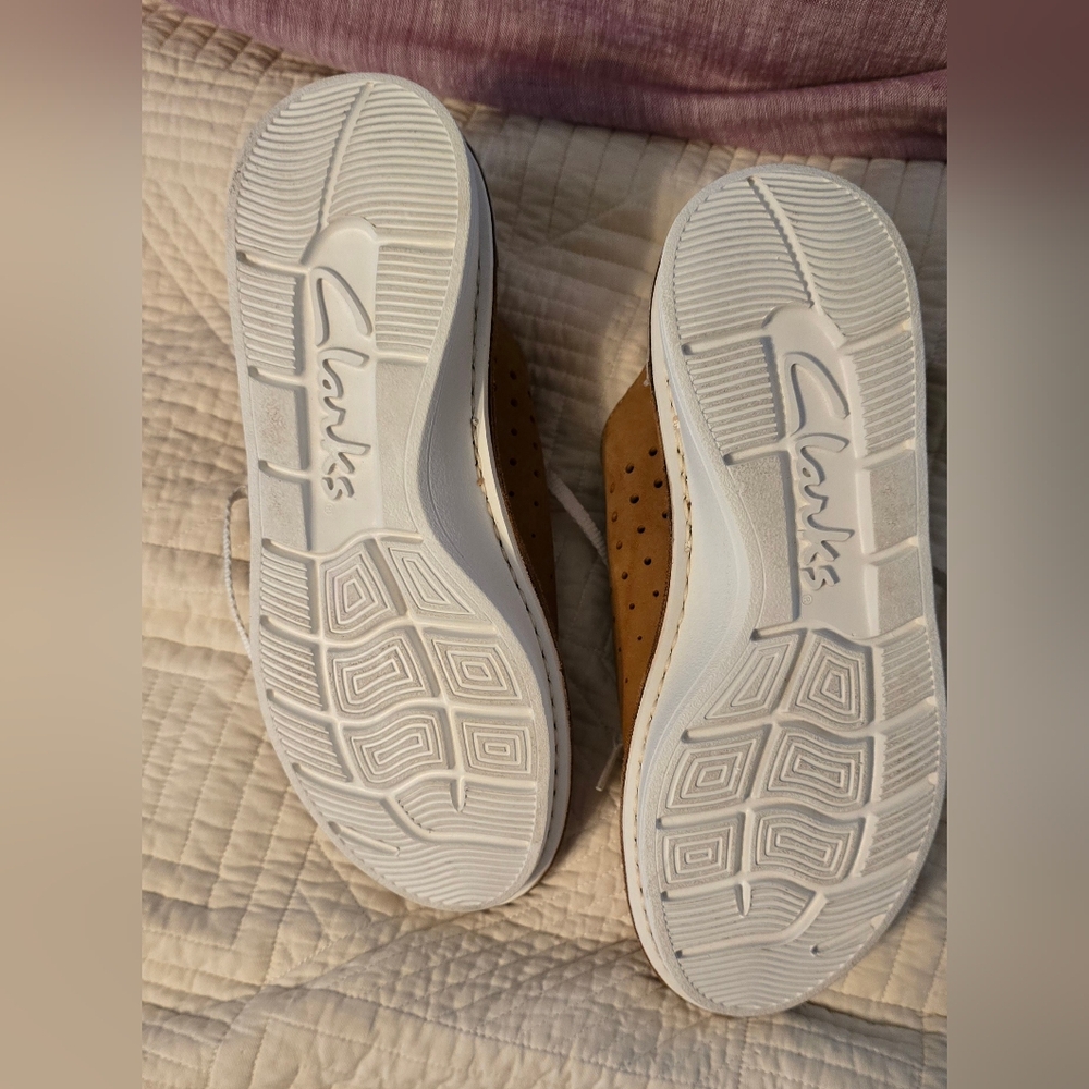 Clark's Velhill Etch suede mid top shoe